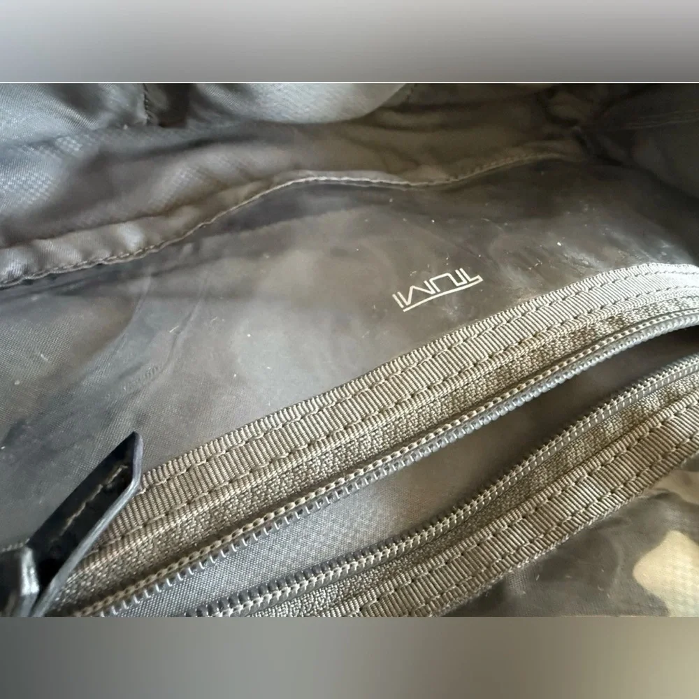 Tumi Cosmetic Travel Toiletries Pouch Case Patent leather